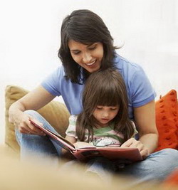Чтение книги с ребенком